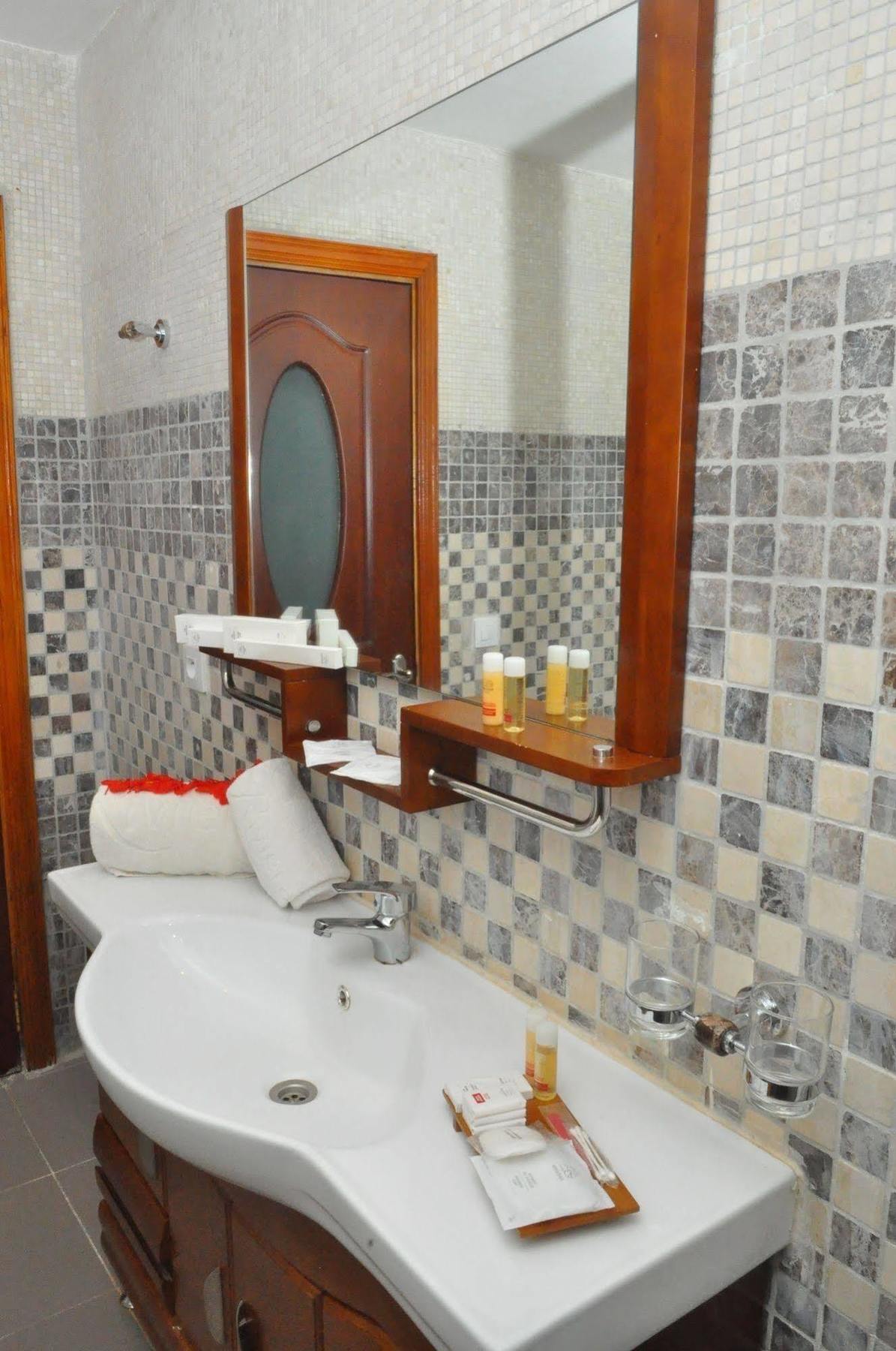 Riviera Royal Hotel Conakry Eksteriør bilde